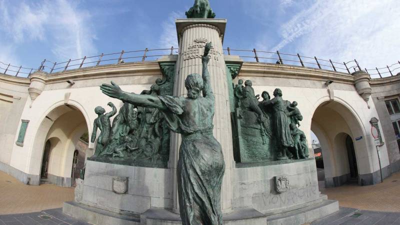 Image of statues in a courtyard with a characteristic fisheye distortion.