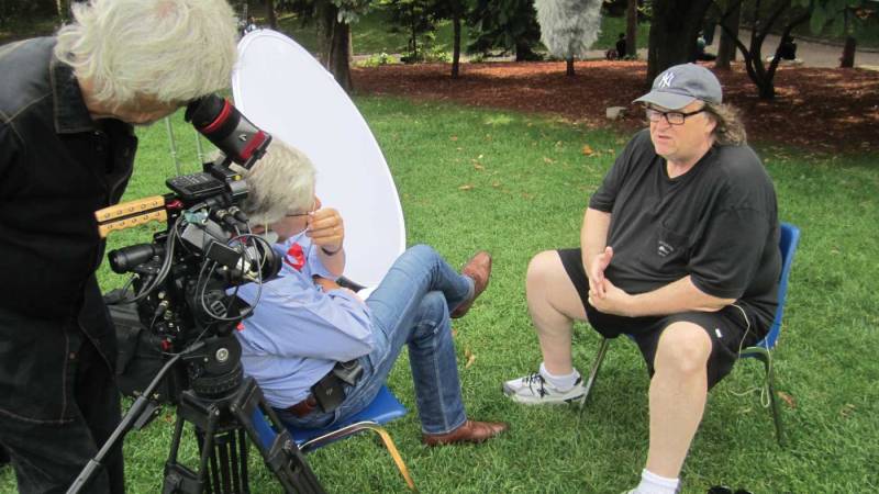 Here, Westheuser captures Peter Raymont interviewing high-profile adversarial documentary filmmaker Michael Moore.