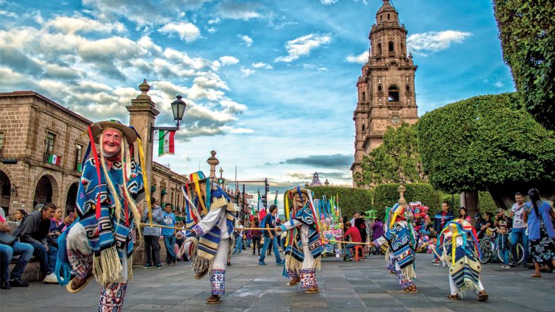 Even if you don’t have the ability to capture true HDR with your current equipment, you can still take control of the elements that appear in your shot. Including colorful settings and costumes can make your scene more dynamic.