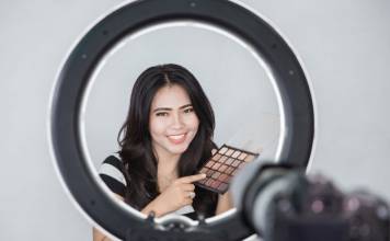 The Slanted Lens gives us a few lighting setups for vlogs