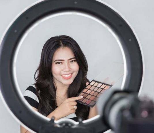 What light setups work best for vlogs? The Slanted Lens gives us a few lighting setups for vlogs