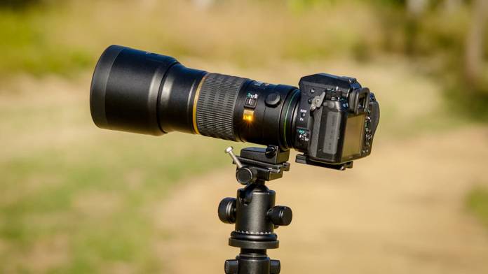 DSLR_Camera_with_Lens_on_a_Tripod_head Camera mounted to a tripod