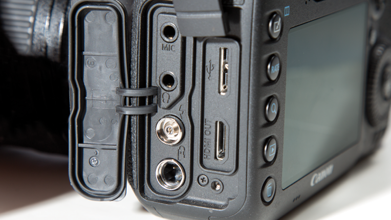 Canon EOS 7D Mark II HDMI output and headphone jack