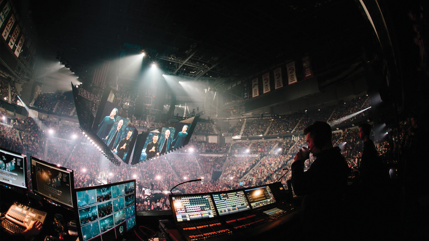 At Passion 2018, massive screens above the audience displayed video from all three venues to create a more immersive, connected and engaging event. Large scale projection helped attendees connect with speakers and performers.